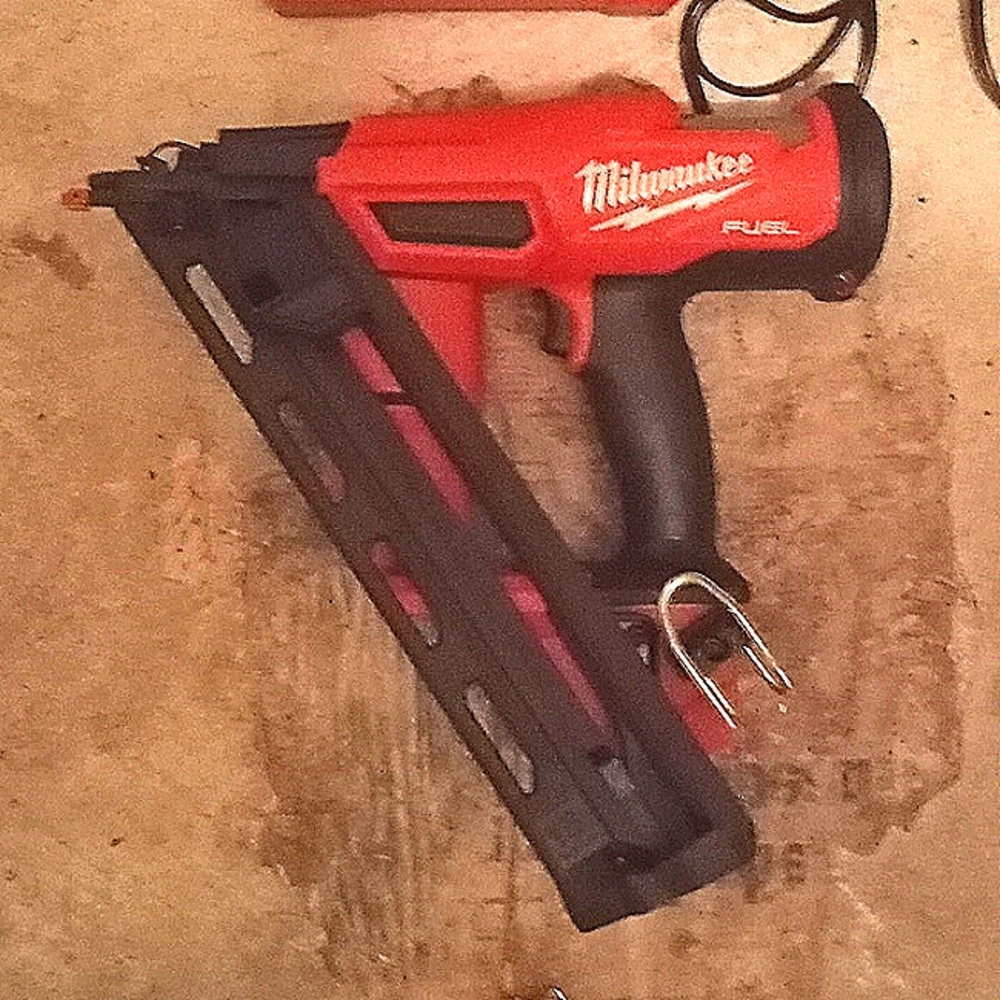 Milwaukee Tool 16ga Finish Nailer w Battery and charger